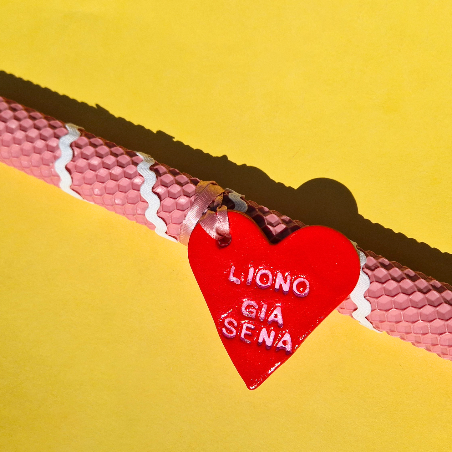 Πασχαλινή Λαμπάδα Χειροποίητη από Μελισσοκέρι Ροζ με Κεραμικό Στοιχείο Κόκκινη Καρδιά Liono Gia Sena (Λιώνω Για Σένα)