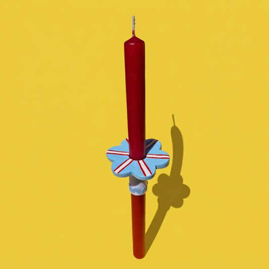 Πασχαλινή Λαμπάδα Χειροποίητη Αρωματική Μπορντό με Κεραμικό Στοιχείο Γαλάζιο-Κόκκινο Λουλούδι