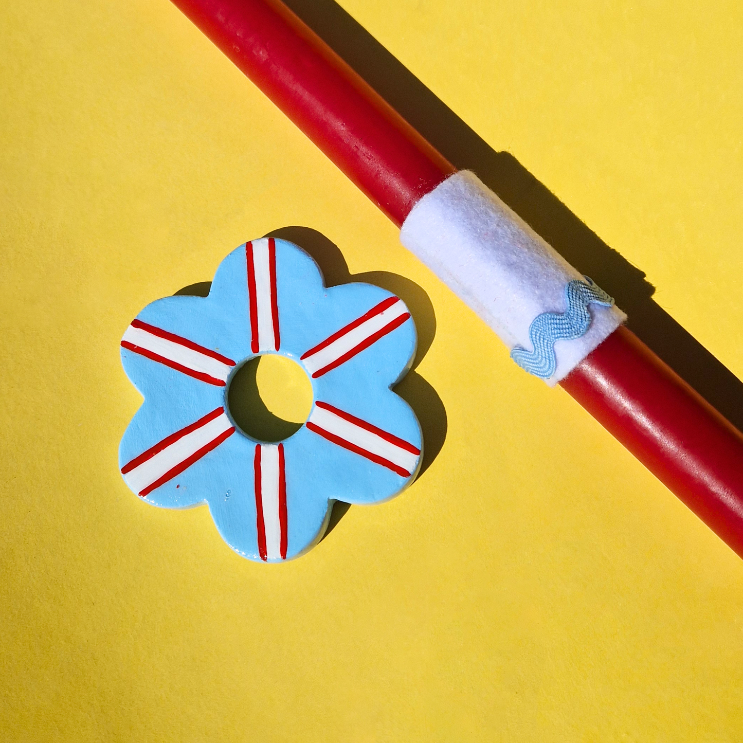 Πασχαλινή Λαμπάδα Χειροποίητη Αρωματική Μπορντό με Κεραμικό Στοιχείο Γαλάζιο-Κόκκινο Λουλούδι