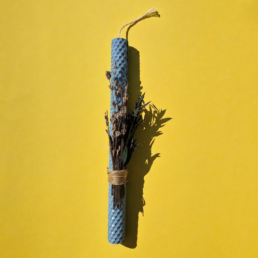 Πασχαλινή Λαμπάδα Χειροποίητη από Μελισσοκέρι Γαλάζια με Αποξηραμένη Λεβάντα και Πράσινα Φύλλα