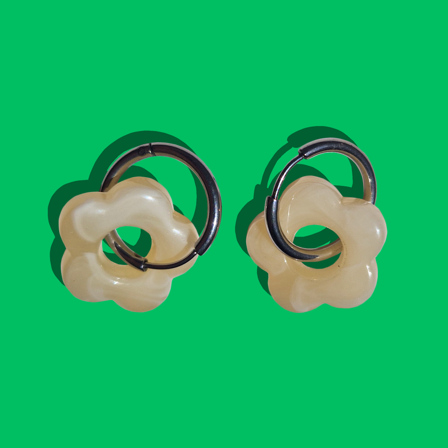 Ατσάλινα Ασημένια Σκουλαρίκια Κρίκοι με Κρεμ Λουλούδια