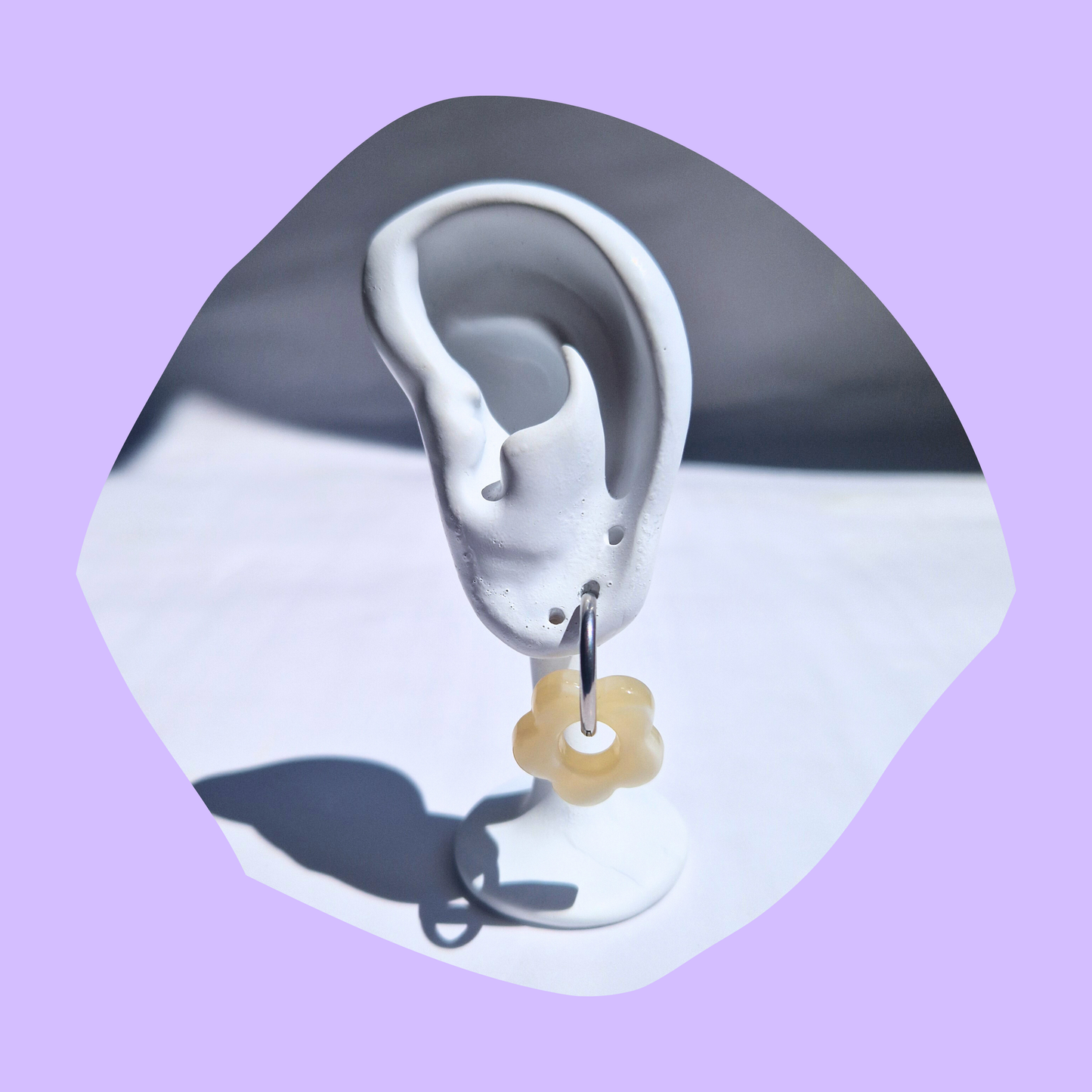 Ατσάλινα Ασημένια Σκουλαρίκια Κρίκοι με Κρεμ Λουλούδια