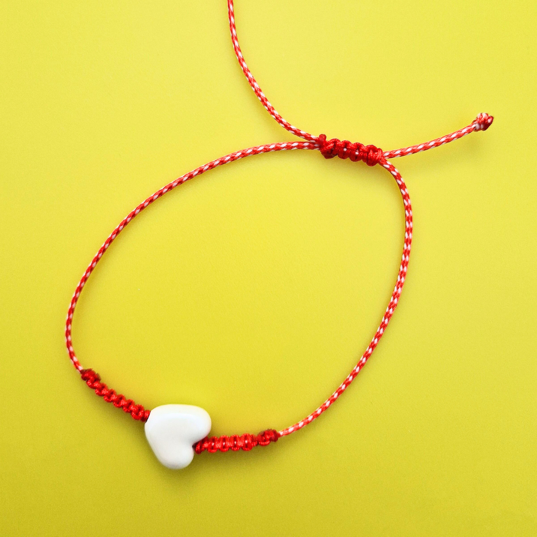 Μαρτάκι Χειροποίητο με Λευκή Κεραμική Καρδιά και Μακραμέ για Ενήλικες και Παιδιά