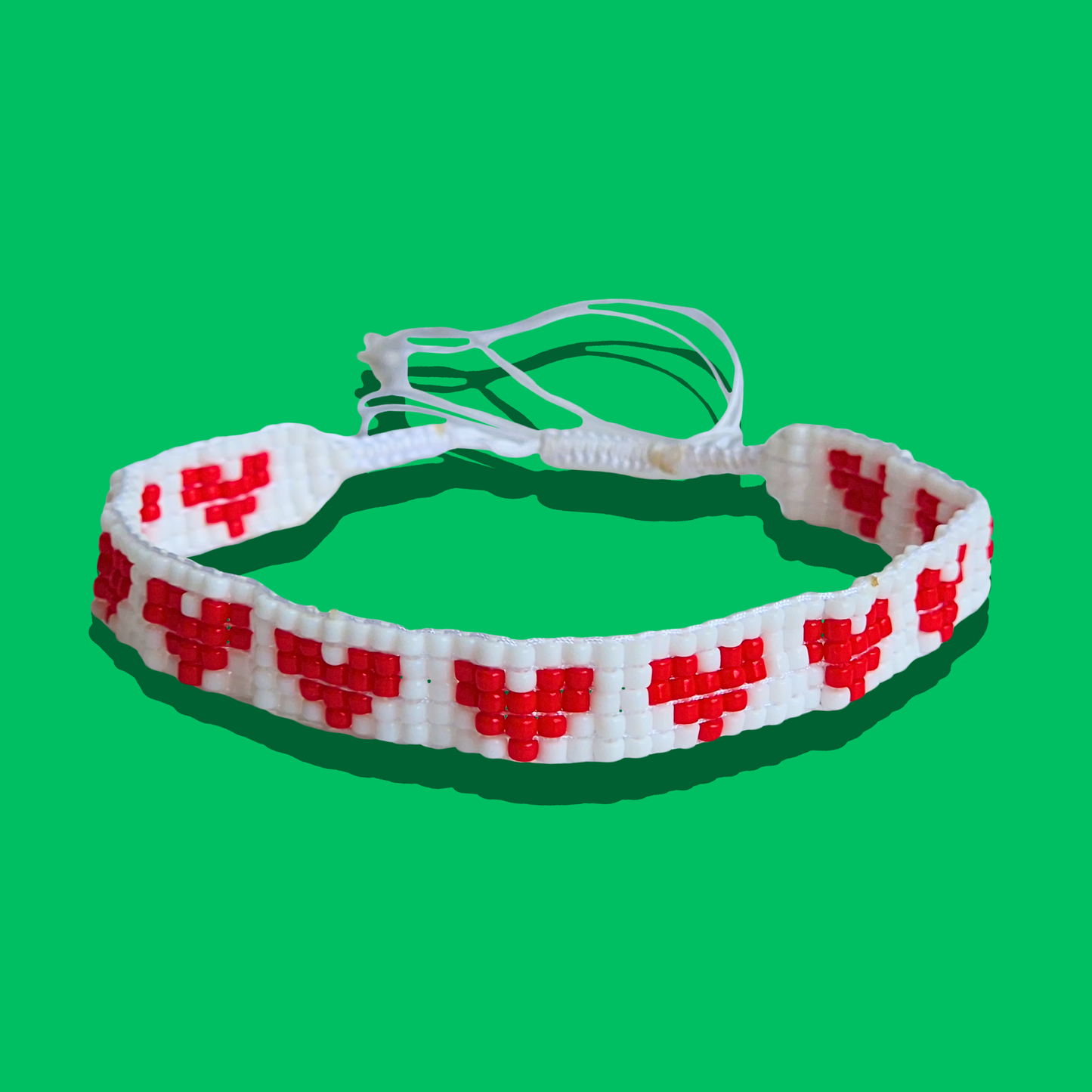 Χειροποίητο Βραχιόλι Ποδιού Λευκό με Κόκκινες Καρδούλες από Χάντρες και Κούμπωμα Μακραμέ