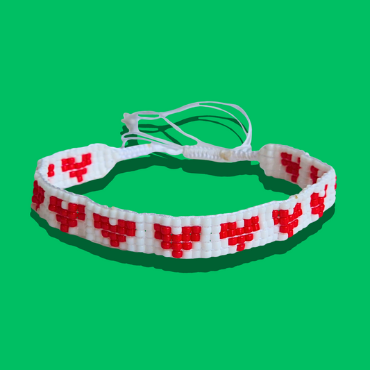 Χειροποίητο Βραχιόλι Ποδιού Λευκό με Κόκκινες Καρδούλες από Χάντρες και Κούμπωμα Μακραμέ