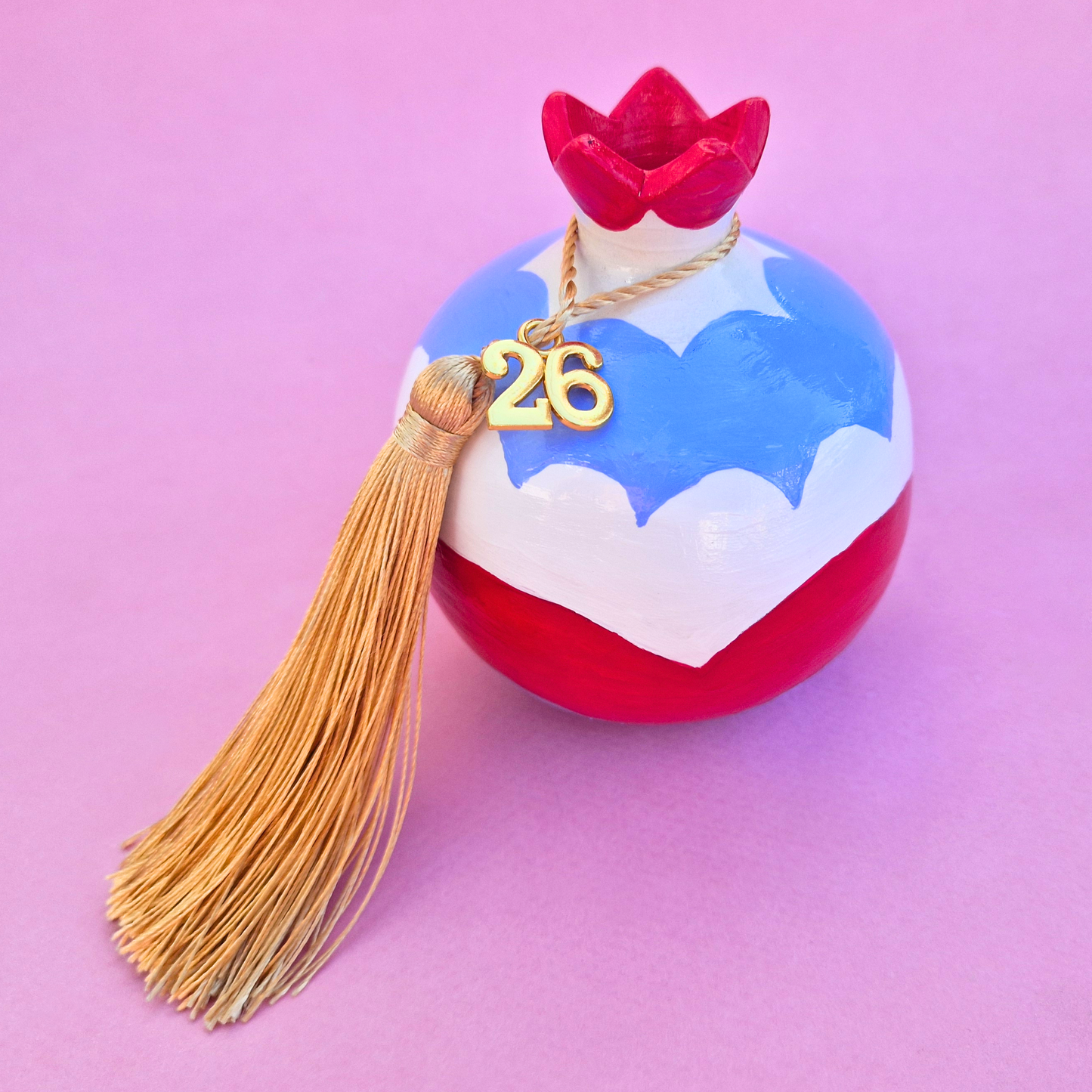 Επιτραπέζιο Χειροποίητο Κεραμικό Χριστουγεννιάτικο Γούρι 2026 Γαλάζιο-Κόκκινο-Λευκό Ρόδι με Φούντα