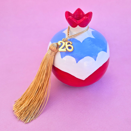 Επιτραπέζιο Χειροποίητο Κεραμικό Χριστουγεννιάτικο Γούρι 2026 Γαλάζιο-Κόκκινο-Λευκό Ρόδι με Φούντα