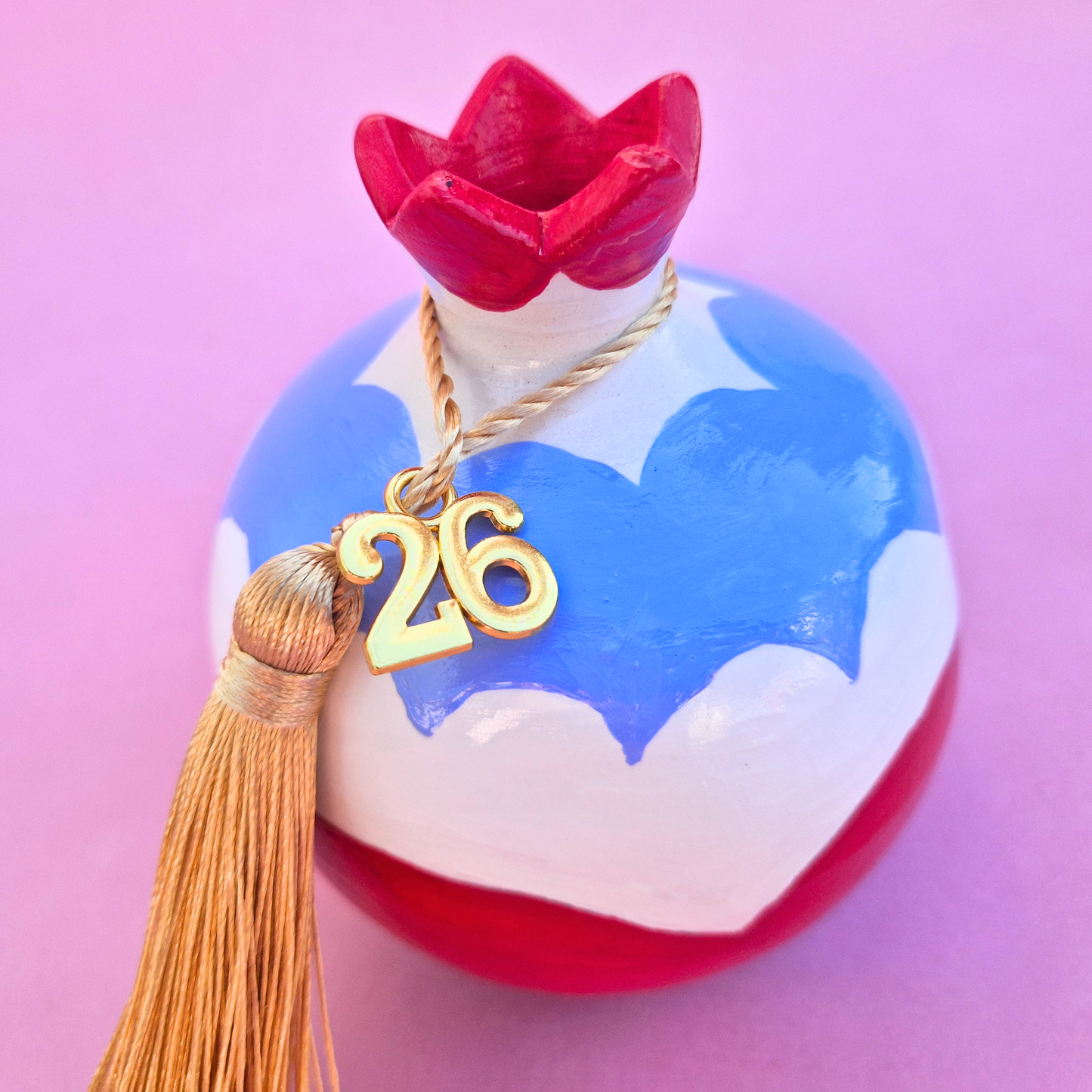 Επιτραπέζιο Χειροποίητο Κεραμικό Χριστουγεννιάτικο Γούρι 2026 Γαλάζιο-Κόκκινο-Λευκό Ρόδι με Φούντα