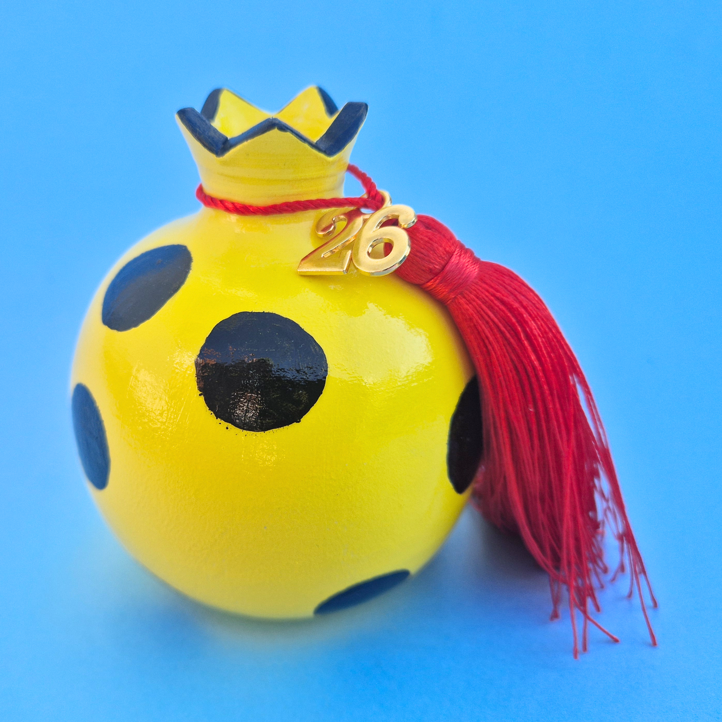 Επιτραπέζιο Χειροποίητο Κεραμικό Χριστουγεννιάτικο Γούρι 2026 Κίτρινο Ρόδι με Μαύρες Βούλες και Φούντα