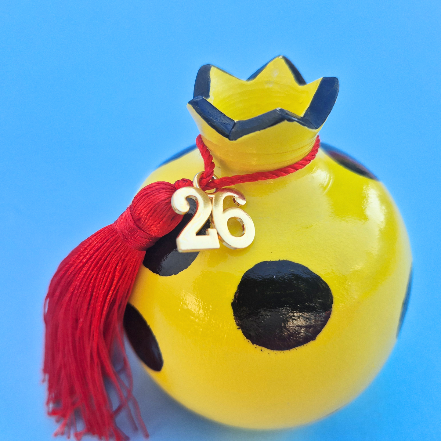 Επιτραπέζιο Χειροποίητο Κεραμικό Χριστουγεννιάτικο Γούρι 2026 Κίτρινο Ρόδι με Μαύρες Βούλες και Φούντα