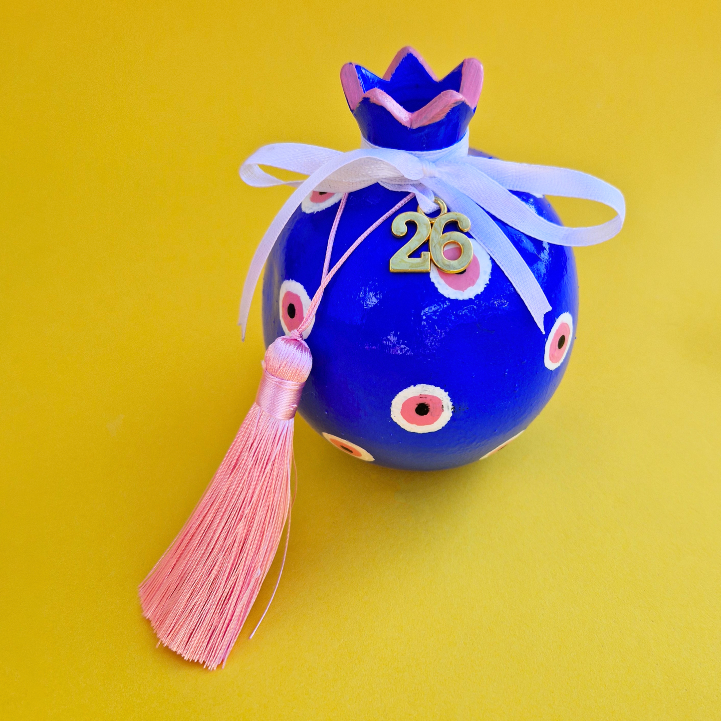 Επιτραπέζιο Χειροποίητο Κεραμικό Χριστουγεννιάτικο Γούρι 2026 Μπλε Ρόδι με Ματάκια, Φούντα και Φιογκάκι