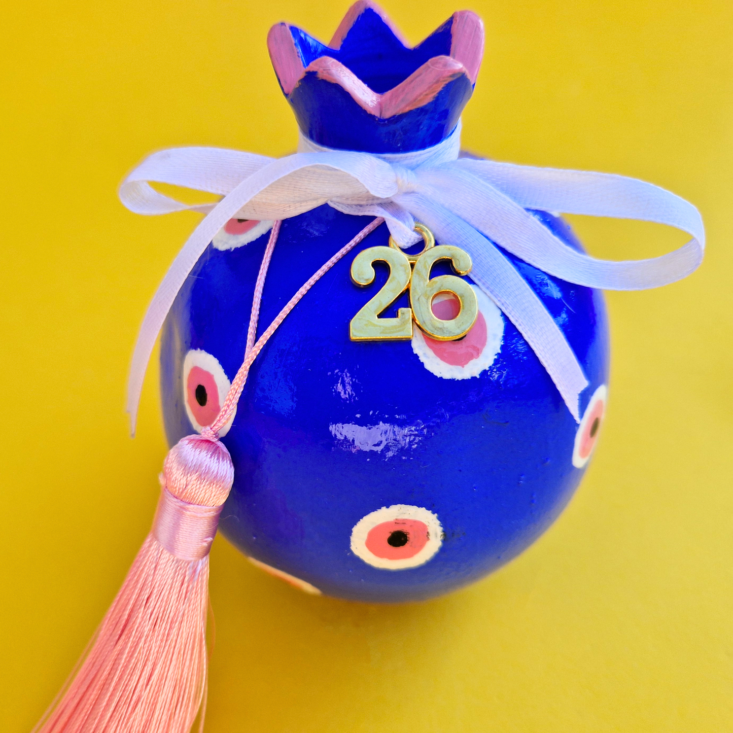 Επιτραπέζιο Χειροποίητο Κεραμικό Χριστουγεννιάτικο Γούρι 2026 Μπλε Ρόδι με Ματάκια, Φούντα και Φιογκάκι