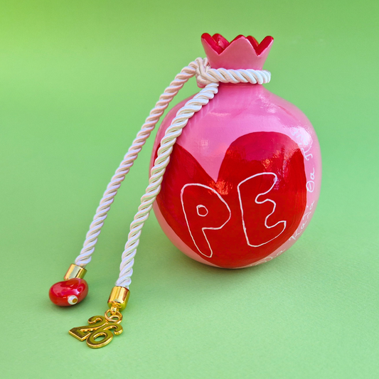 Επιτραπέζιο Χειροποίητο Κεραμικό Χριστουγεννιάτικο Γούρι 2026 Ροζ Ρόδι με Κόκκινη Καρδιά "Ρε Όλα Καλά θα Πάνε"