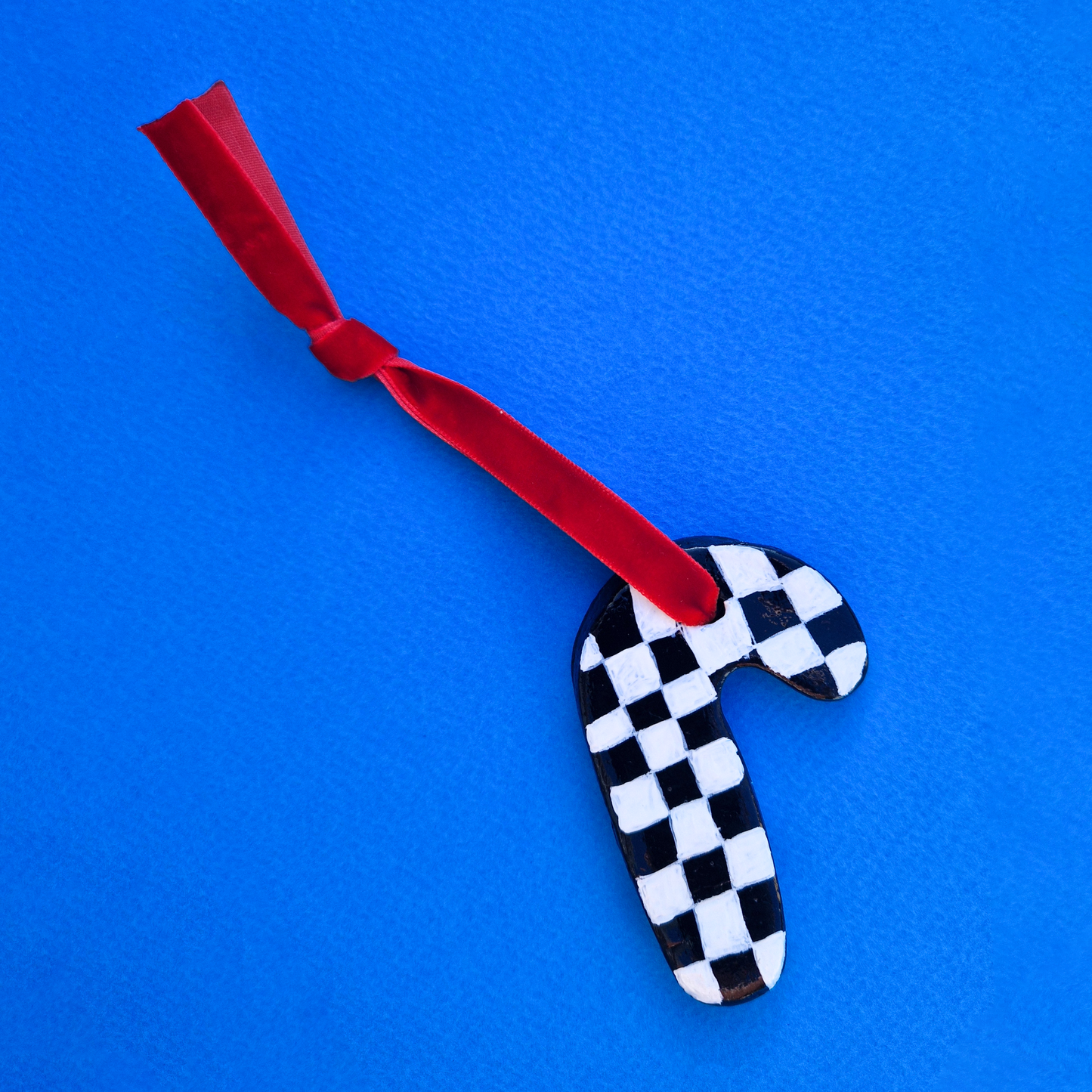 Χειροποίητο Χριστουγεννιάτικο Κεραμικό Στολίδι Ασπρόμαυρο Ζαχαρωτό Μπαστούνι Σκάκι