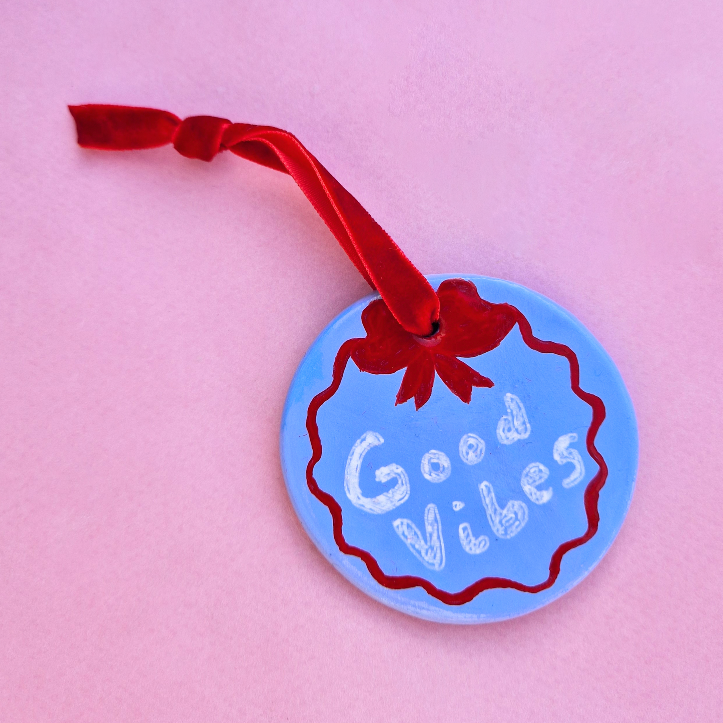 Χειροποίητο Χριστουγεννιάτικο Κεραμικό Στολίδι Γαλάζιο με Κόκκινο Φιόγκο Good Vibes