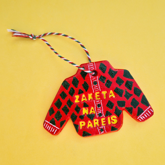 Χειροποίητο Χριστουγεννιάτικο Κεραμικό Στολίδι Κόκκινη Ζακέτα να Πάρεις