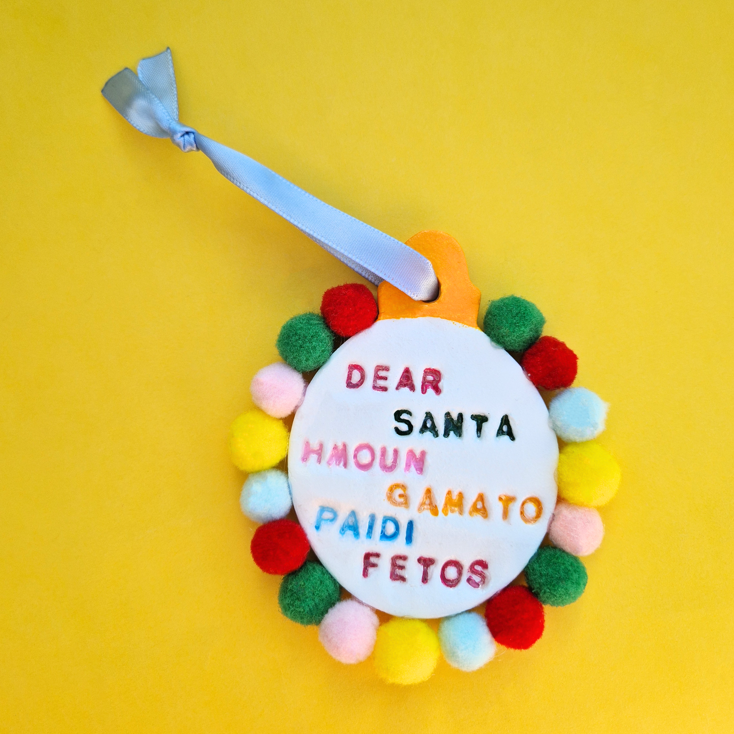 Χειροποίητο Χριστουγεννιάτικο Κεραμικό Στολίδι Λευκό με Πολύχρωμα Πομ-Πομ Dear Santa Ήμουν Γαμάτο Παιδί Φέτος