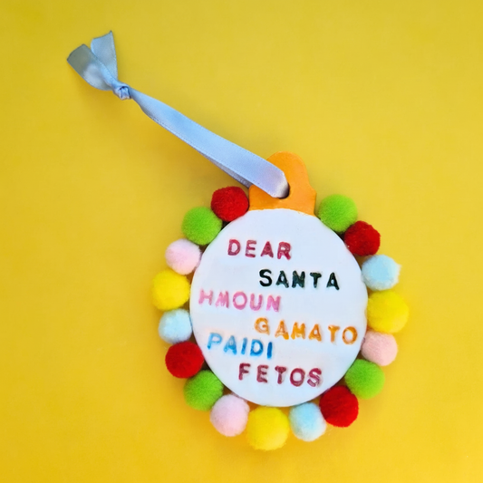 Χειροποίητο Χριστουγεννιάτικο Κεραμικό Στολίδι Λευκό με Πολύχρωμα Πομ-Πομ Dear Santa Ήμουν Γαμάτο Παιδί Φέτος