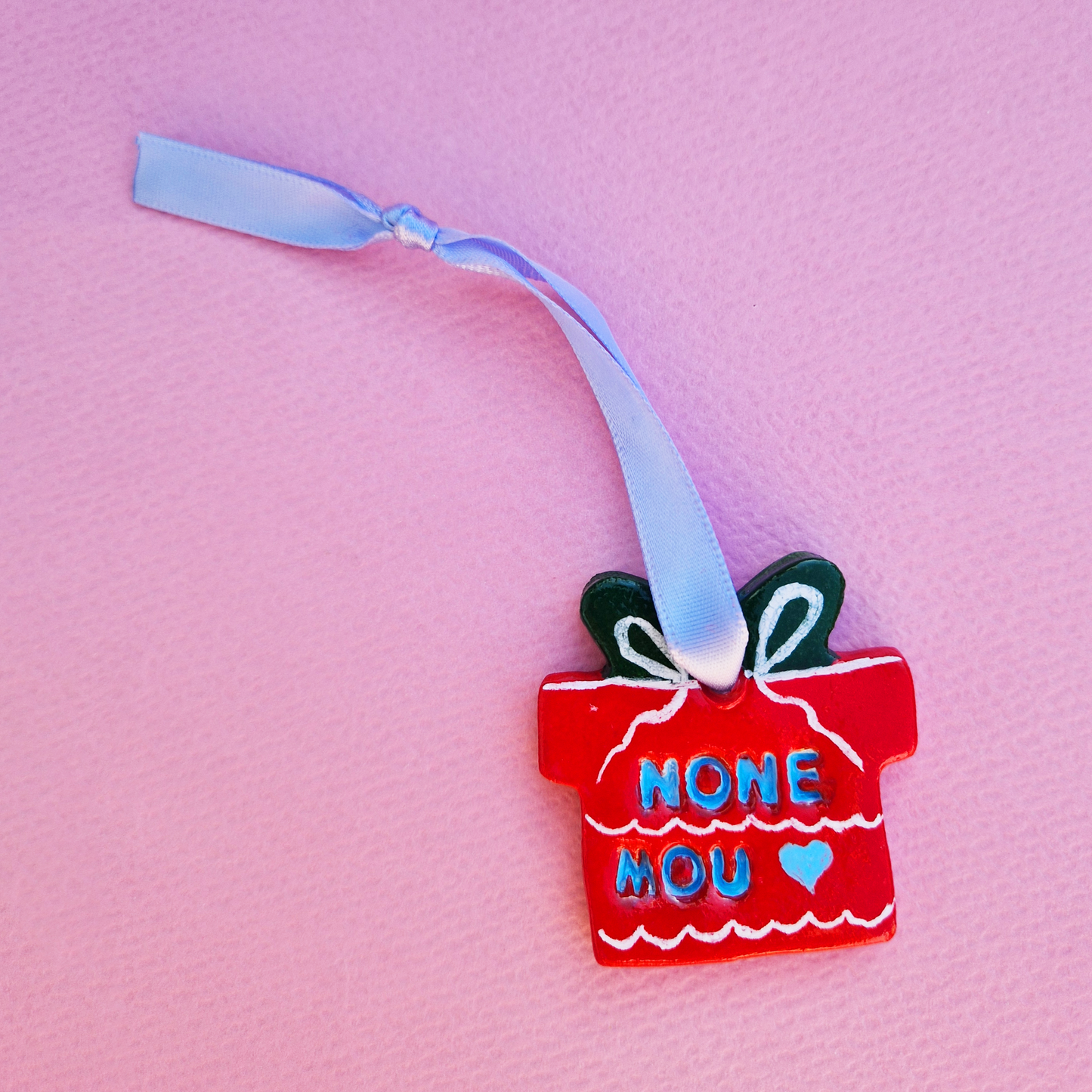 Χειροποίητο Χριστουγεννιάτικο Κεραμικό Στολίδι Μπλε Gift Box Νονέ μου 💜