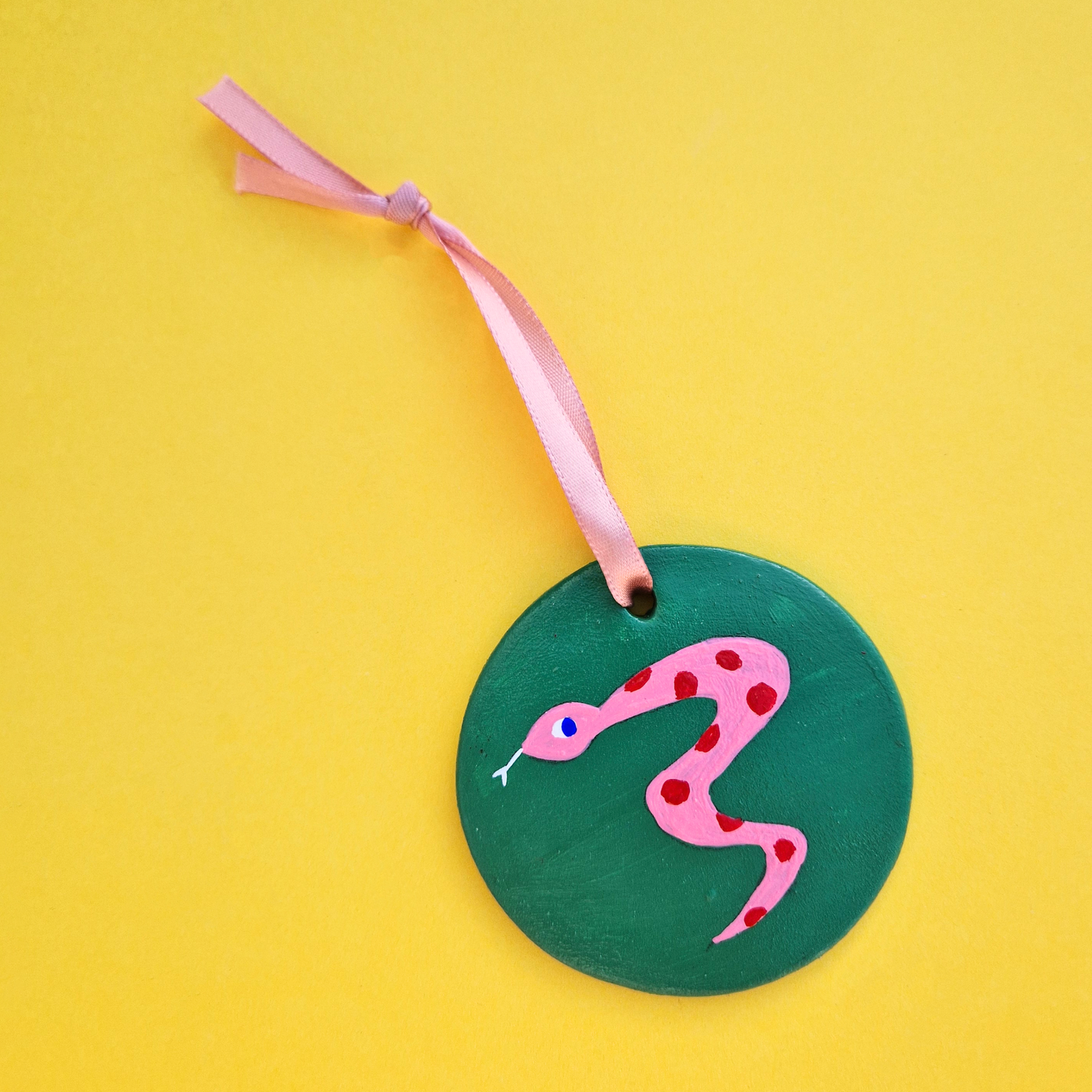 Χειροποίητο Χριστουγεννιάτικο Κεραμικό Στολίδι Πράσινο με Ροζ Φίδι