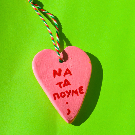 Χειροποίητο Χριστουγεννιάτικο Κεραμικό Στολίδι Ροζ Καρδιά "να τα Πούμε; τα'Παμε"