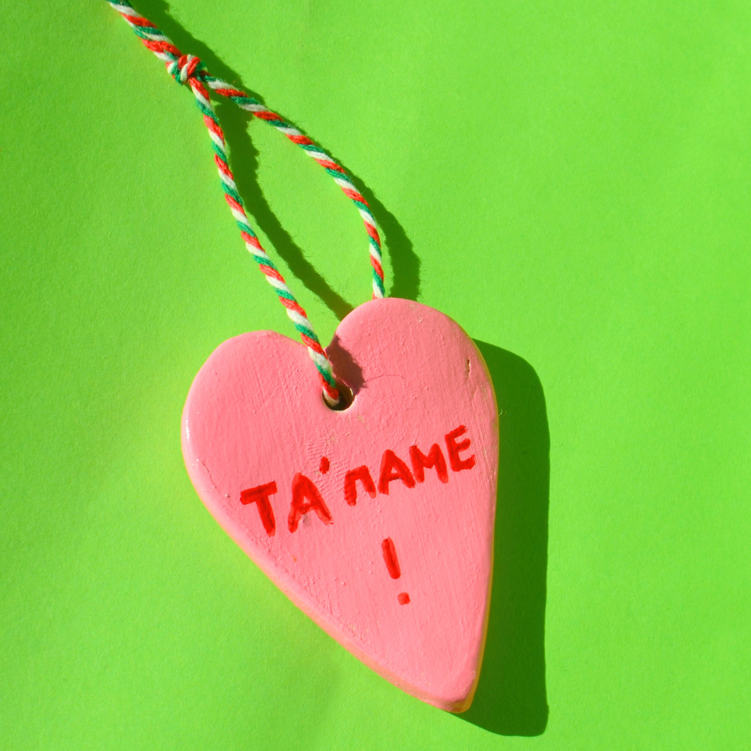 Χειροποίητο Χριστουγεννιάτικο Κεραμικό Στολίδι Ροζ Καρδιά "να τα Πούμε; τα'Παμε"