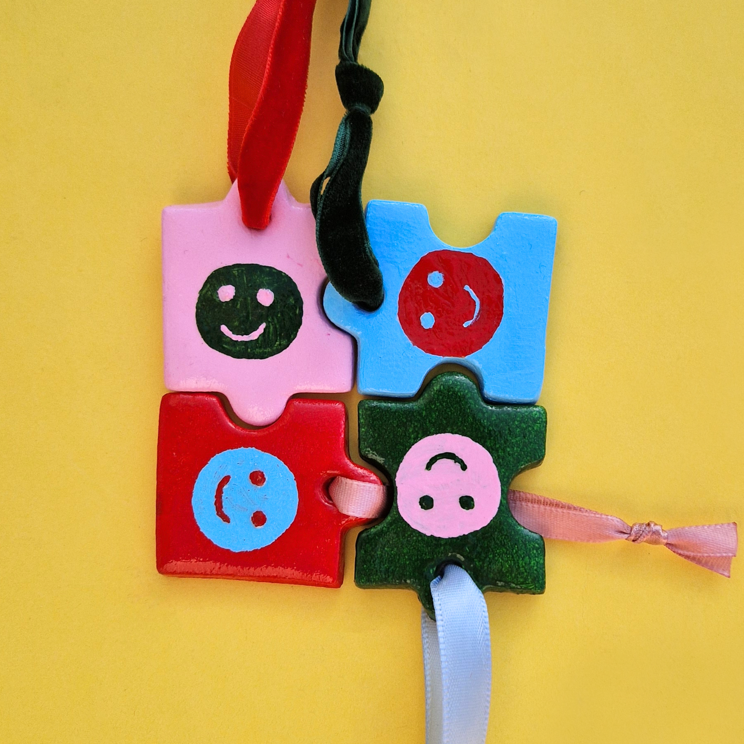 Χειροποίητο Χριστουγεννιάτικο Σετ με Κεραμικά Στολίδια Σχήμα Παζλ Φατσούλες 4 τεμ.