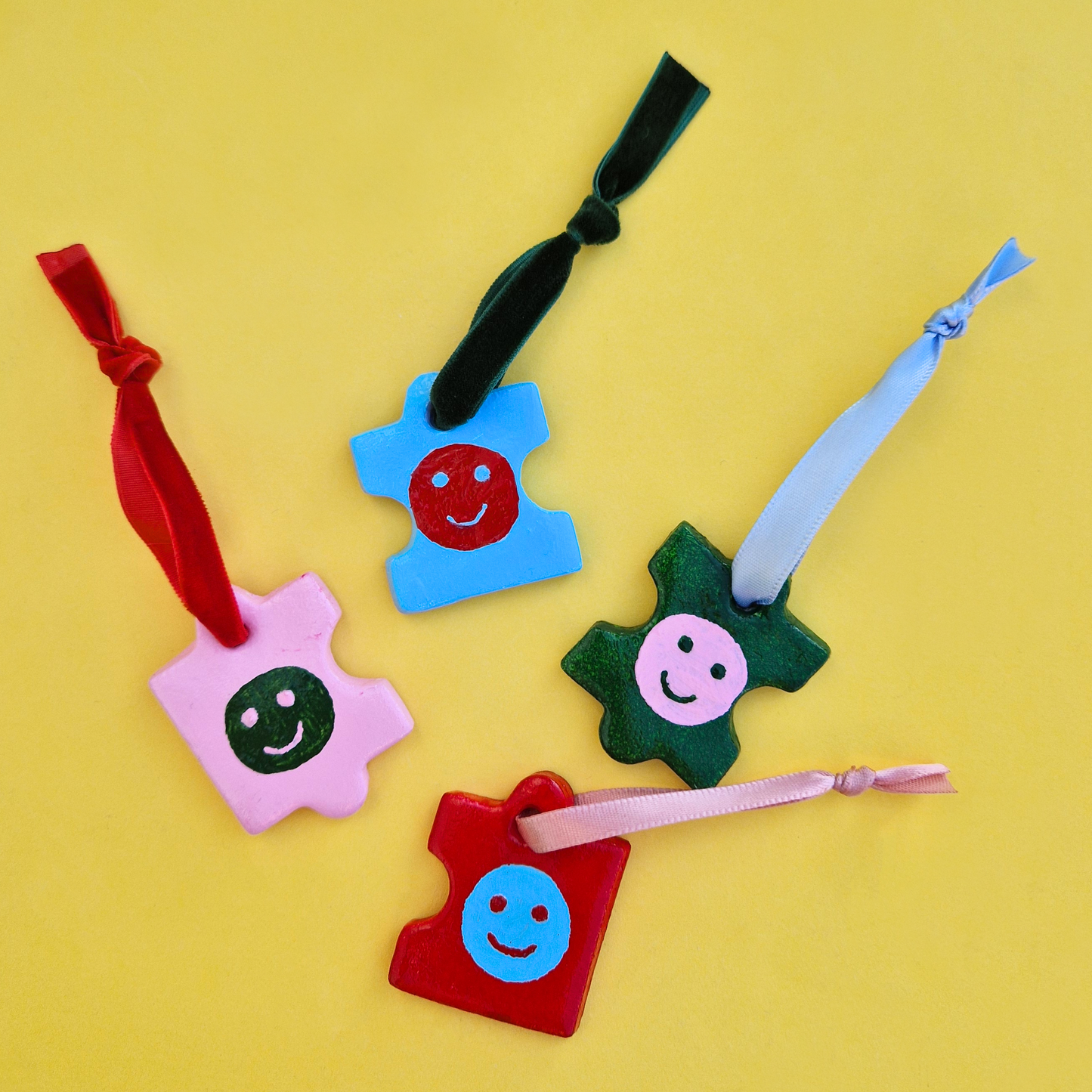 Χειροποίητο Χριστουγεννιάτικο Σετ με Κεραμικά Στολίδια Σχήμα Παζλ Φατσούλες 4 τεμ.