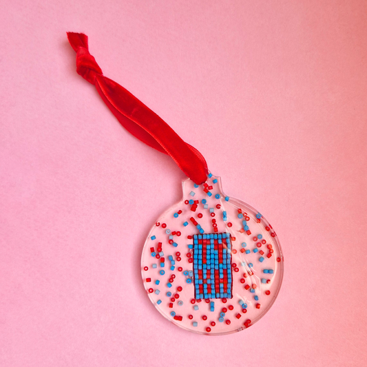 Χειροποίητο Χριστουγεννιάτικο Στολίδι από Υγρό Γυαλί με Χαντρούλες Τύχη