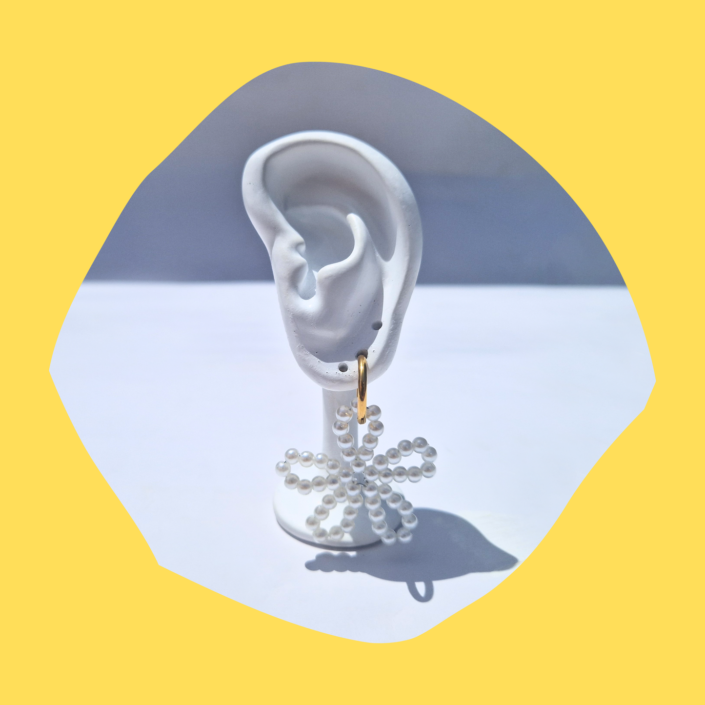 Ατσάλινα Χρυσά Σκουλαρίκια Κρίκοι με Χειροποίητο Λουλούδι από Πέρλες