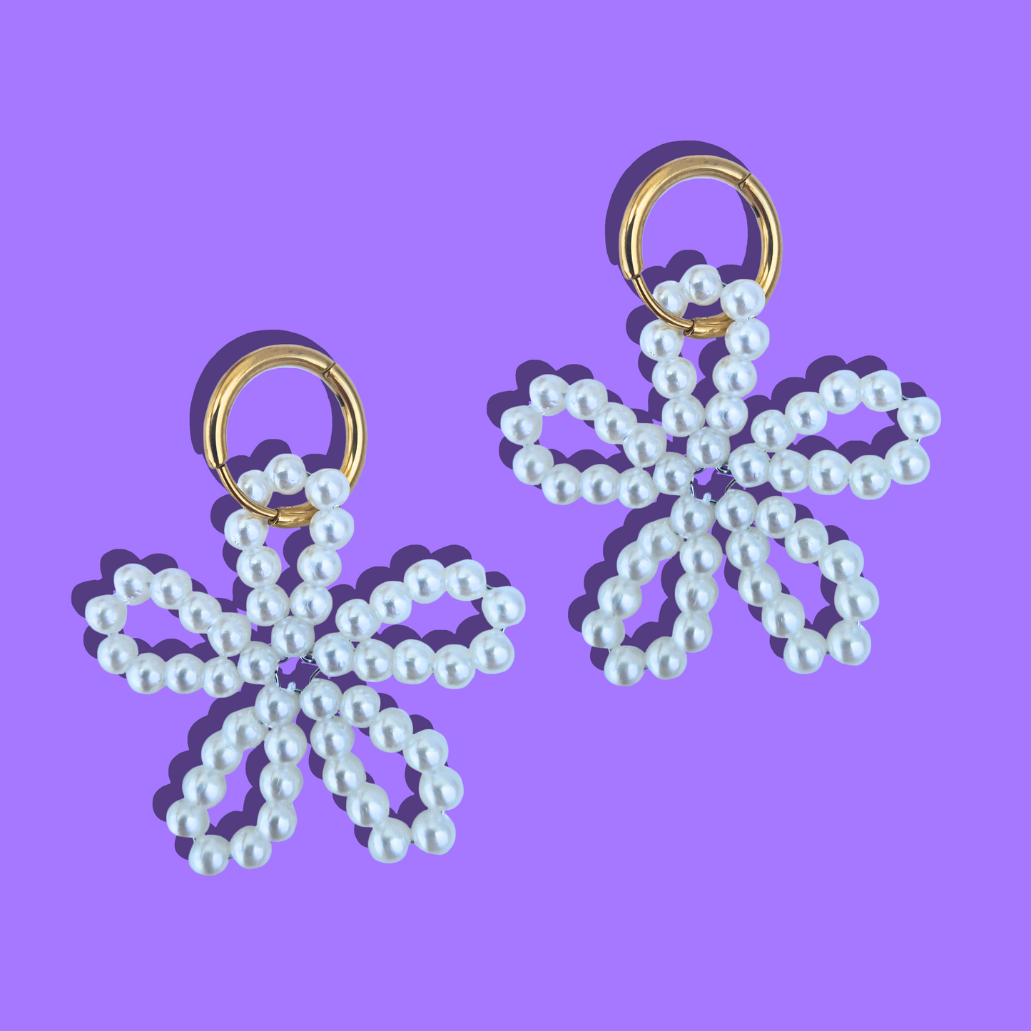 Ατσάλινα Χρυσά Σκουλαρίκια Κρίκοι με Χειροποίητο Λουλούδι από Πέρλες